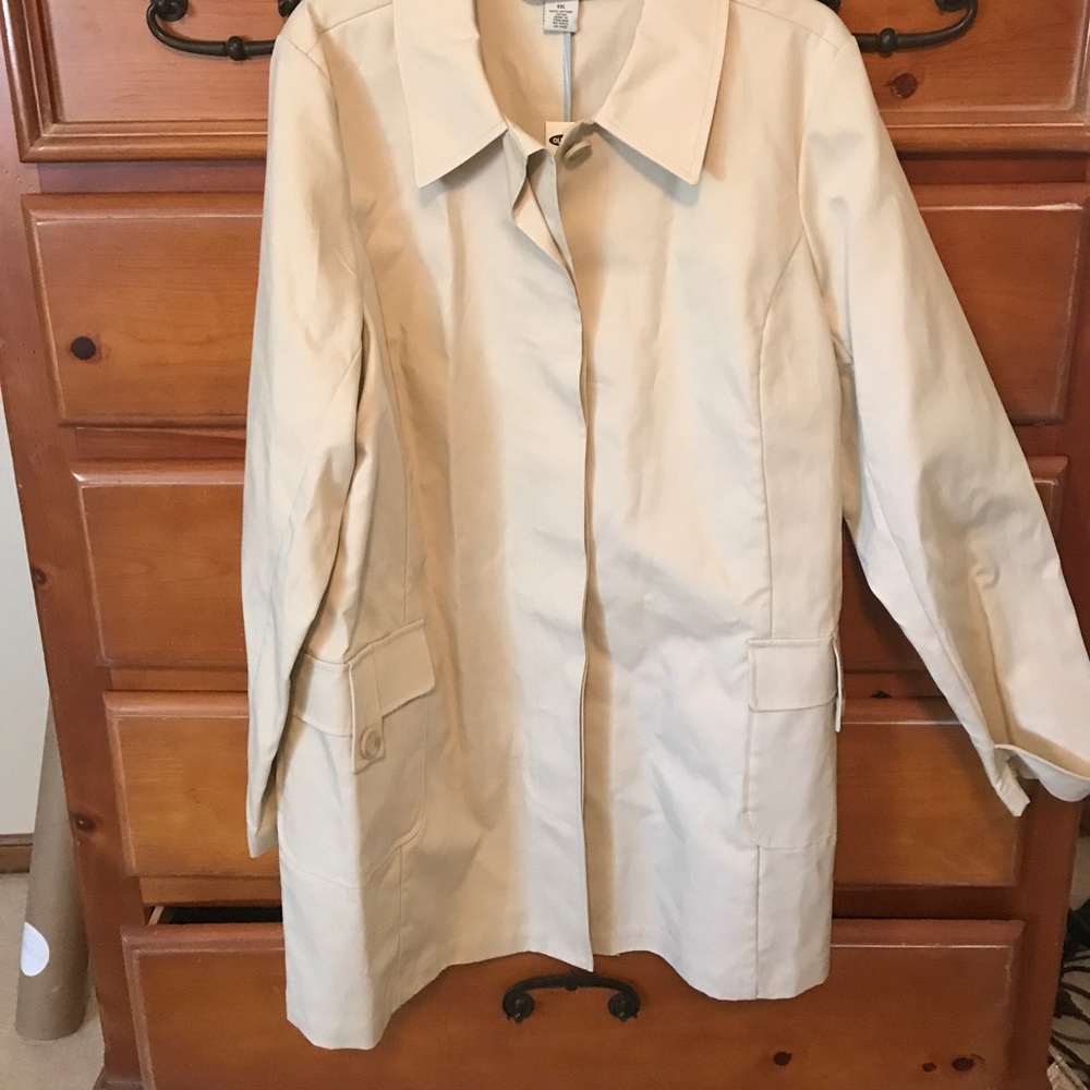 Spring coat beige tag says 2xl but fits like xl